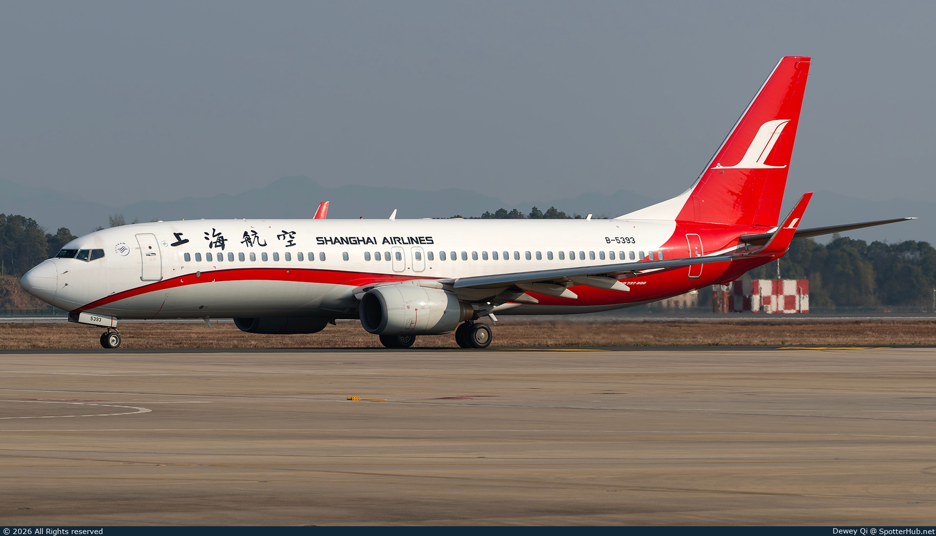 Photo of B-5393 - Boeing 737-86D operated by Shanghai Airlines