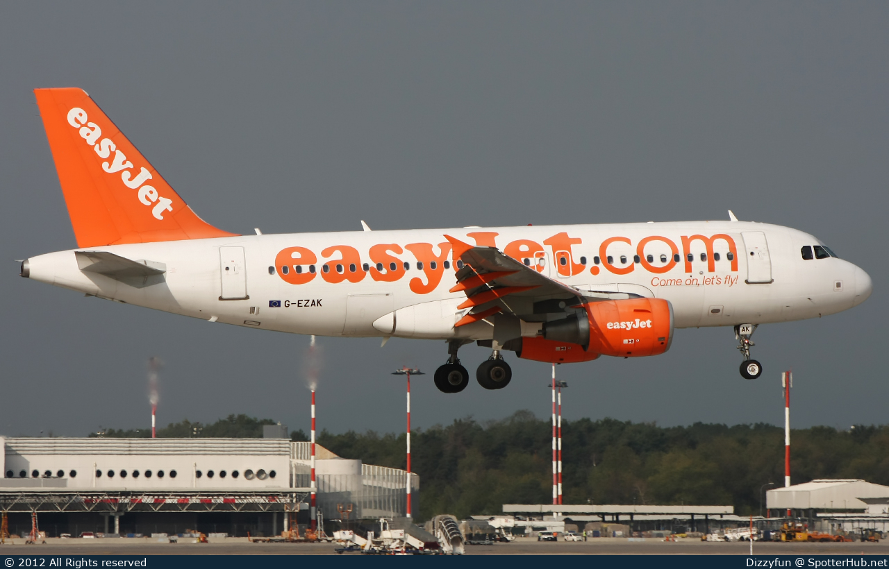 Photo of G-EZAK - Airbus A319-111 operated by easyJet