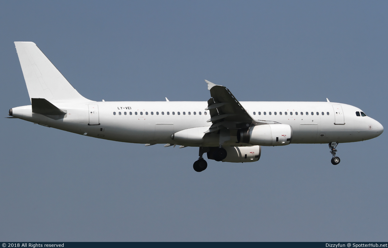 Photo of LY-VEI - Airbus A320-233 operated by Avion Express
