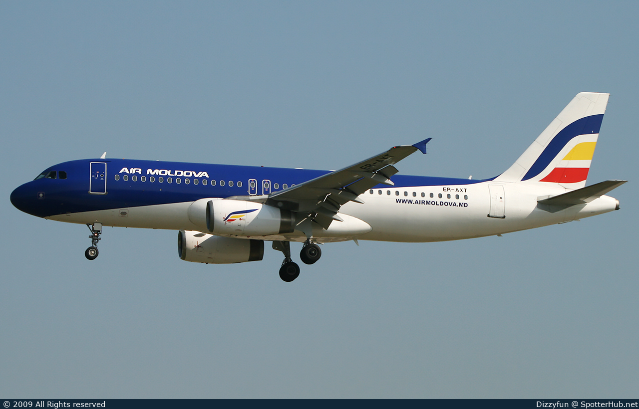 Photo of ER-AXT - Airbus A320-231 operated by Air Moldova
