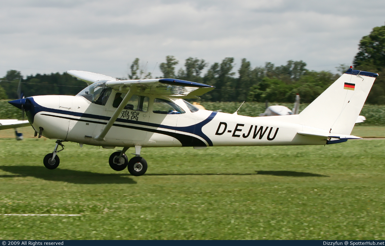 Photo of D-EJWU - Reims-Cessna F172H Skyhawk operated by Private