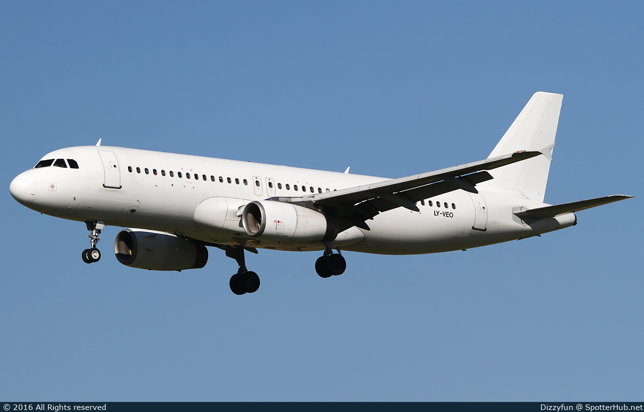 Photo of LY-VEO - Airbus A320-233 operated by Avion Express