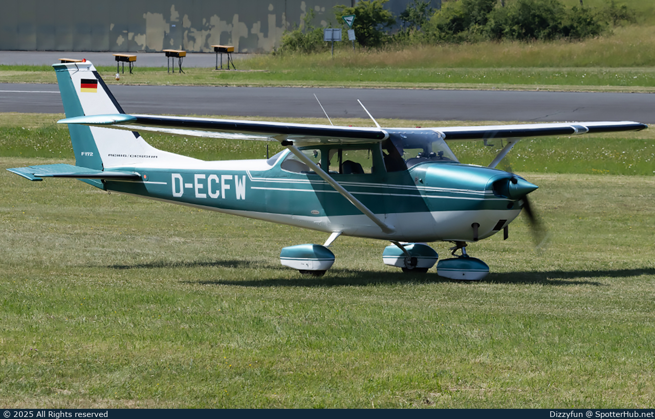Photo of D-ECFW - Reims-Cessna F172H Skyhawk operated by Private