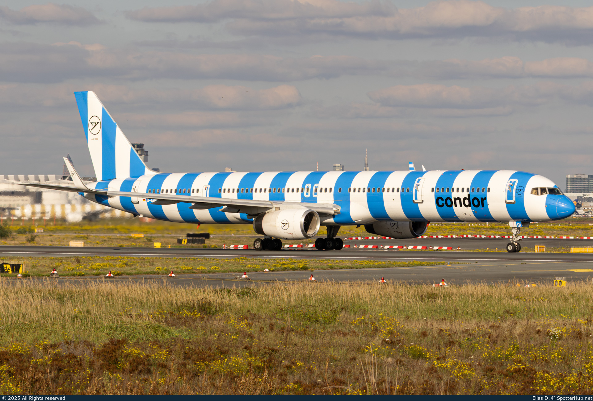 Photo of D-ABOI - Boeing 757-330 operated by Condor