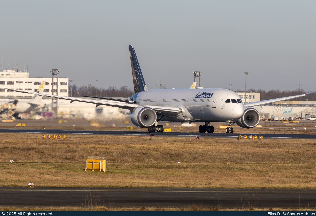 Photo of D-ABPF - Boeing 787-9 Dreamliner operated by Lufthansa