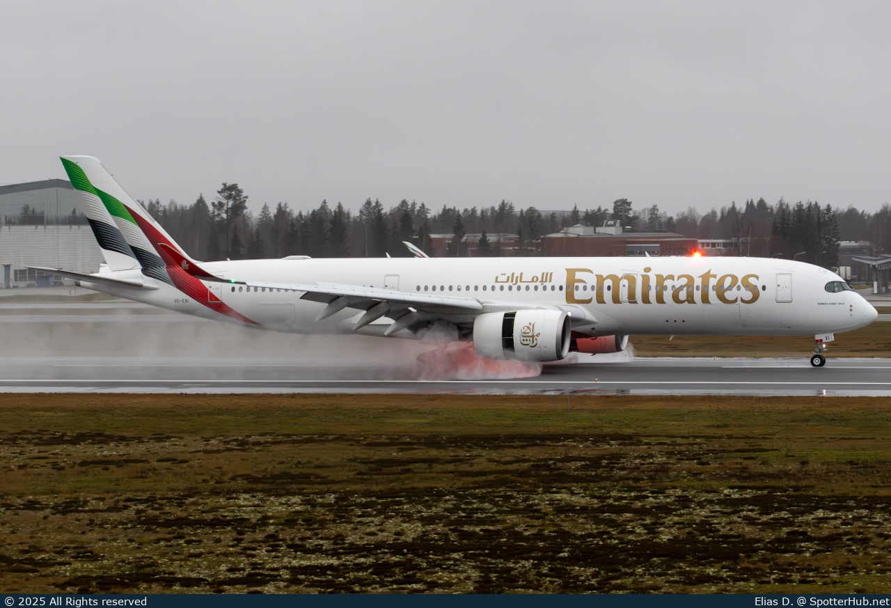 Photo of A6-EXI - Airbus A350-941 operated by Emirates