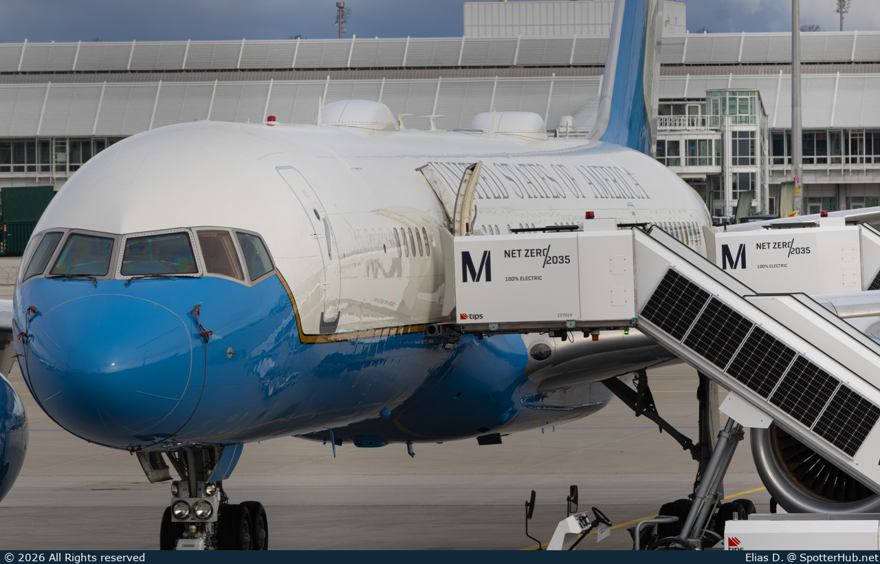 Photo of 99-0004 - Boeing C-32A operated by US Air Force