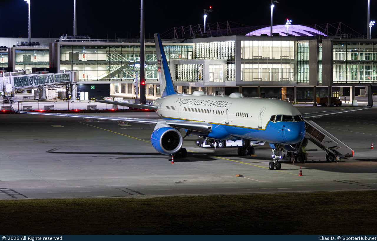 Photo of 99-0004 - Boeing C-32A operated by US Air Force