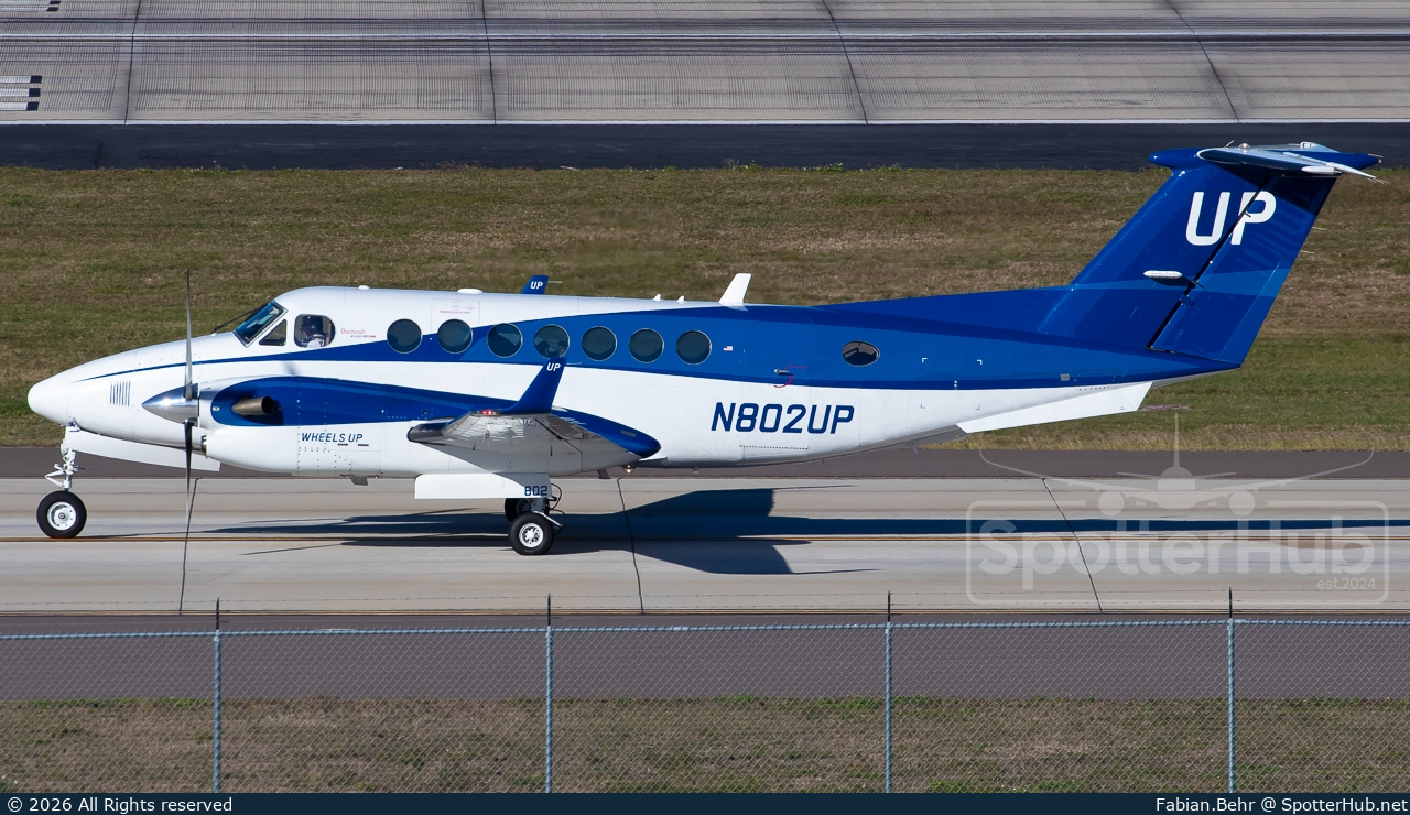 Photo of N802UP - Beechcraft B300 Super King Air 350i operated by Wheels Up Private Jets