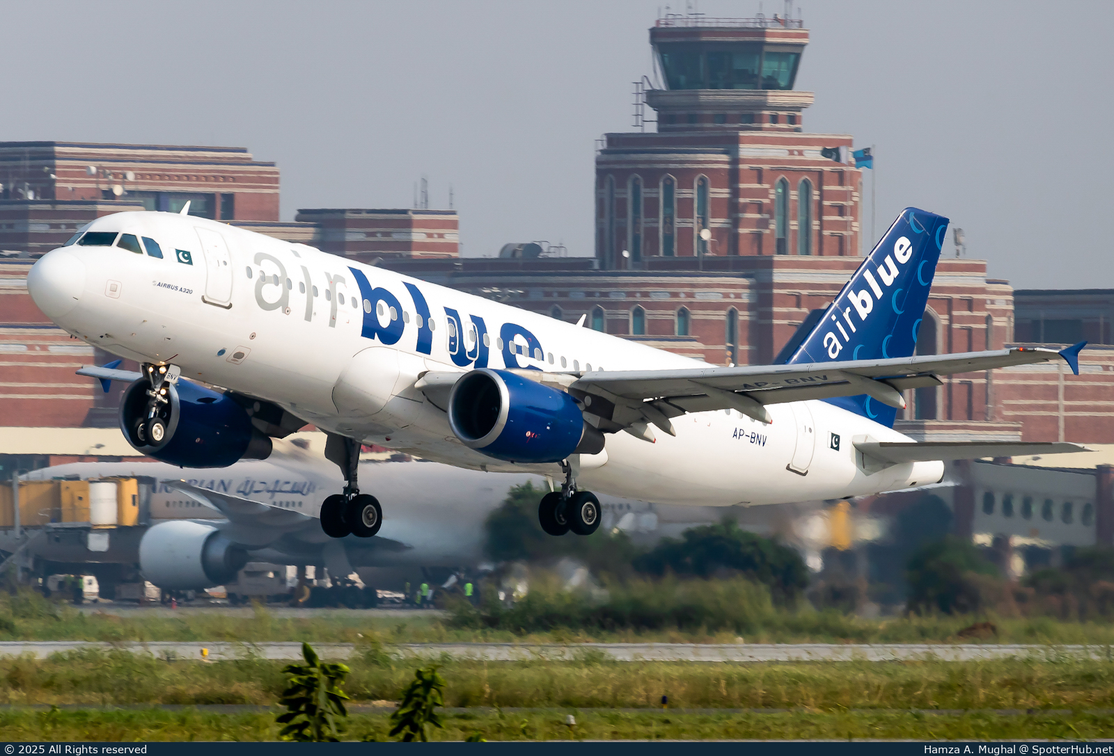 Photo of AP-BNV - Airbus A320-214 at Allama Iqbal International