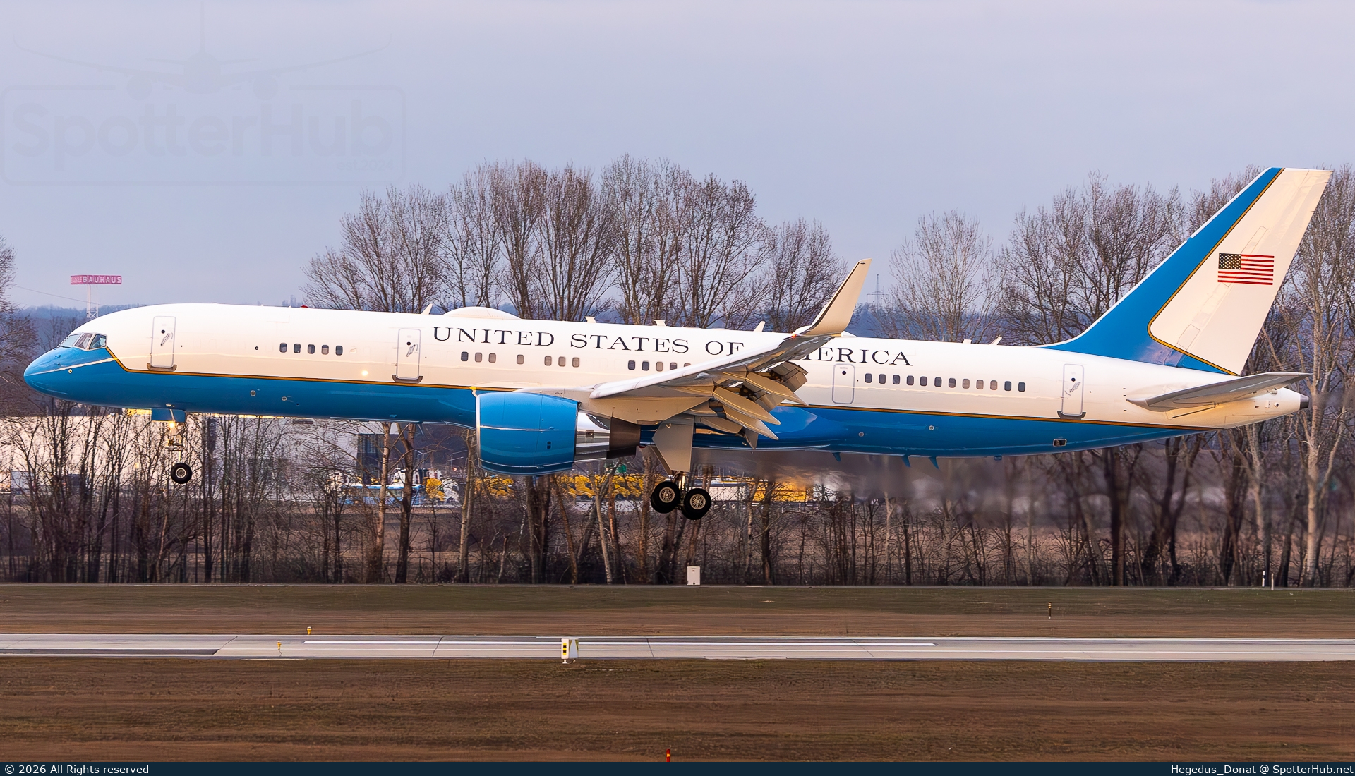 Photo of 99-0004 - Boeing C-32A operated by US Air Force