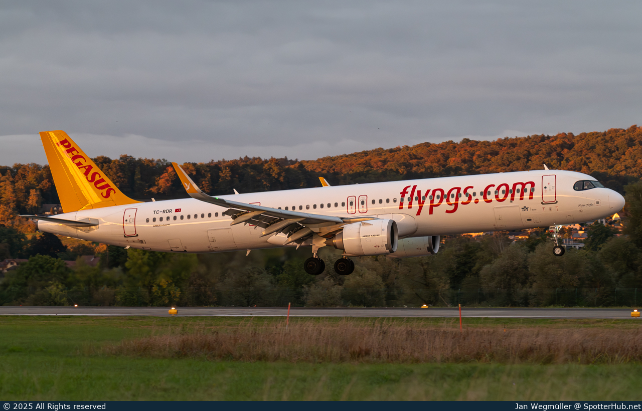 Photo of TC-RDR - Airbus A321-251NX operated by Pegasus Airlines