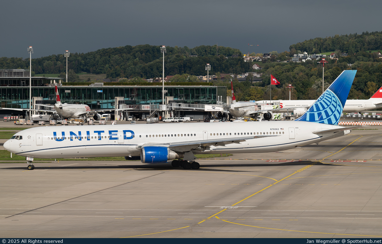 Photo of N76062 - Boeing 767-424(ER) operated by United Airlines