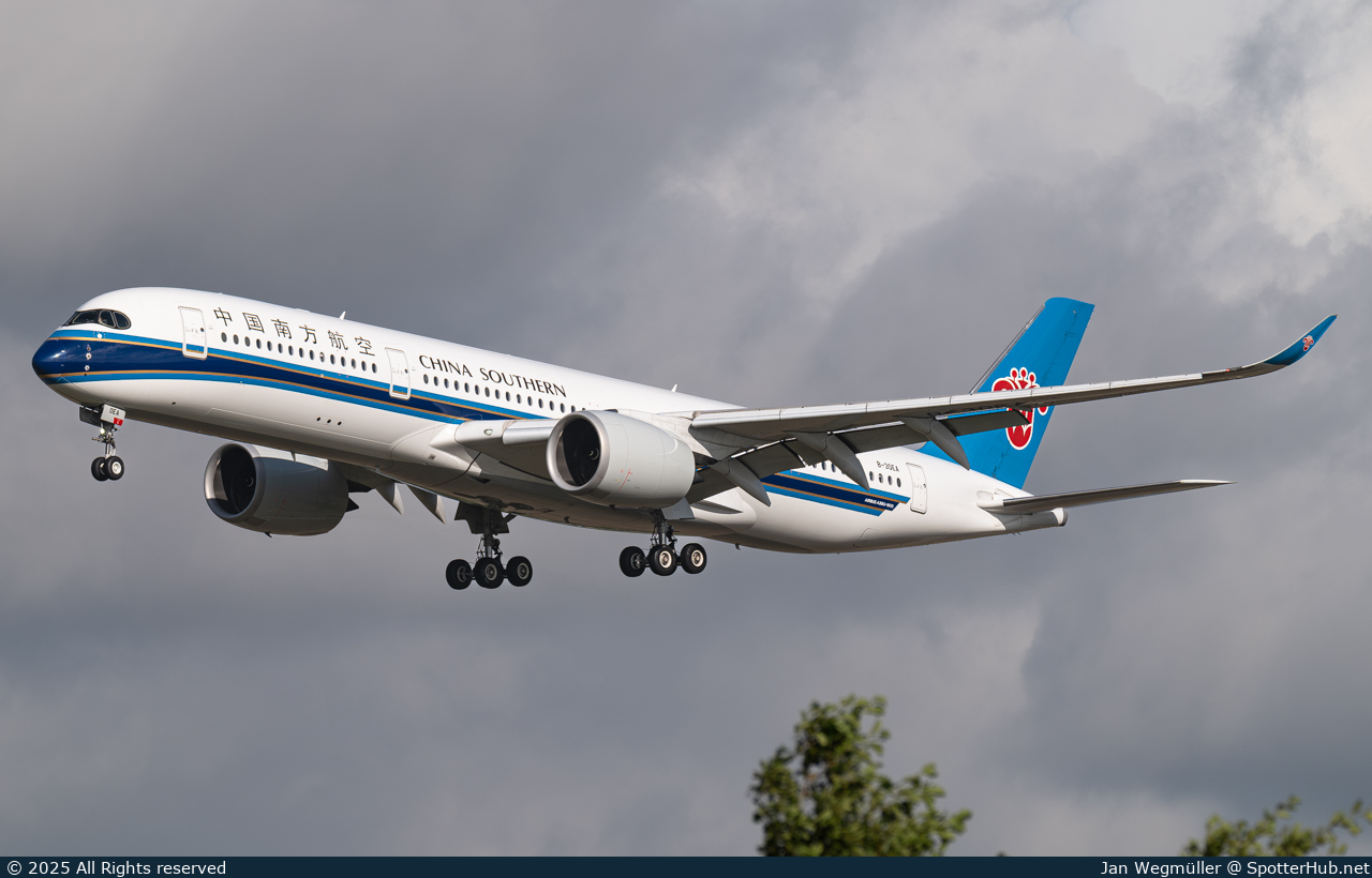 Photo of B-30EA - Airbus A350-941 operated by China Southern Airlines