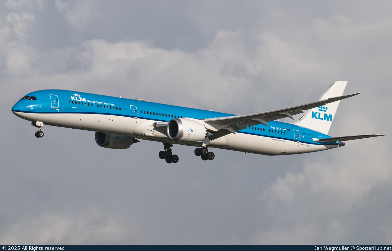 Photo of PH-BKI - Boeing 787-10 Dreamliner operated by KLM Royal Dutch Airlines