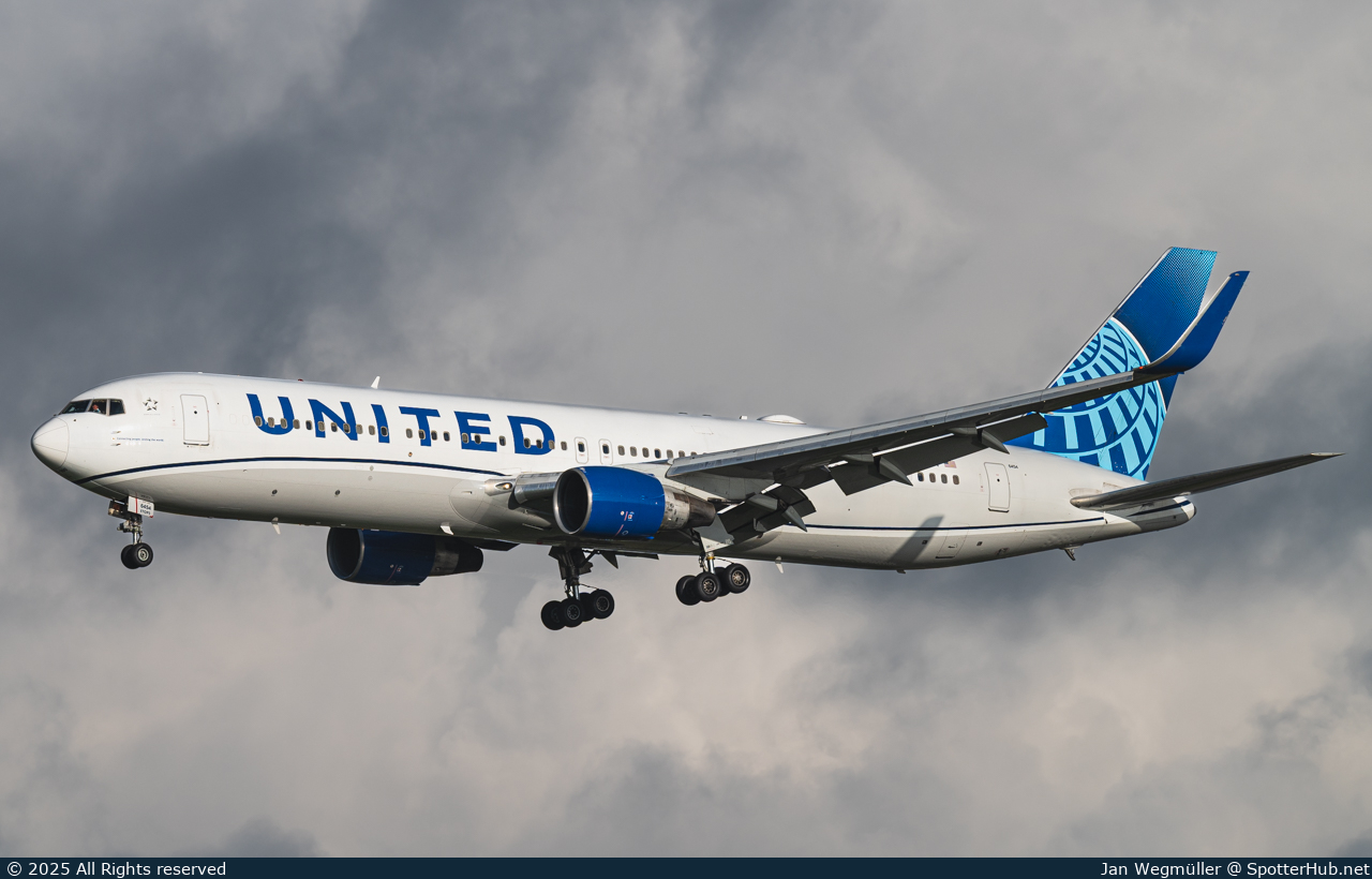 Photo of N654UA - Boeing 767-322(ER) operated by United Airlines