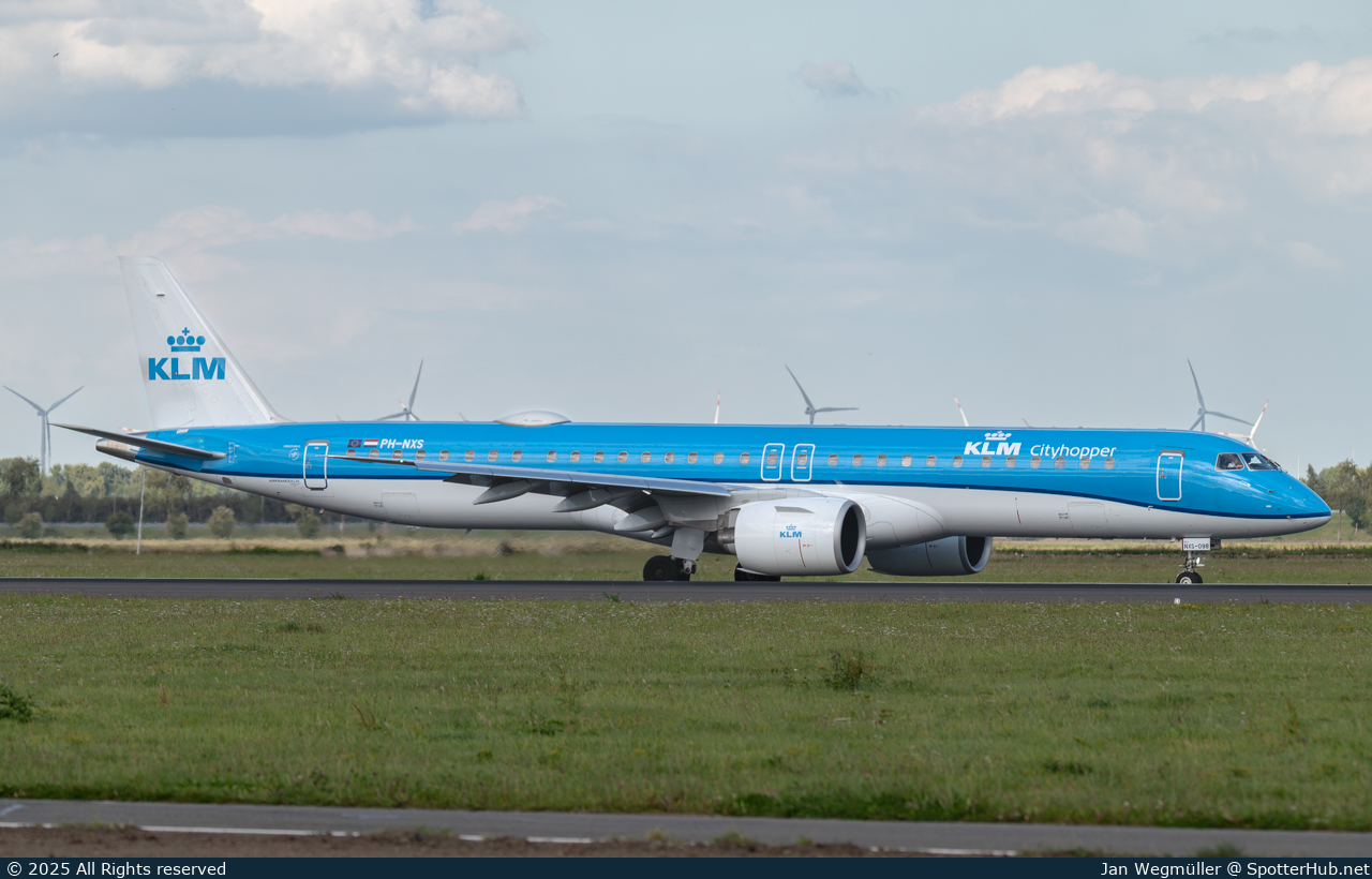 Photo of PH-NXS - Embraer ERJ-195-E2 operated by KLM Cityhopper