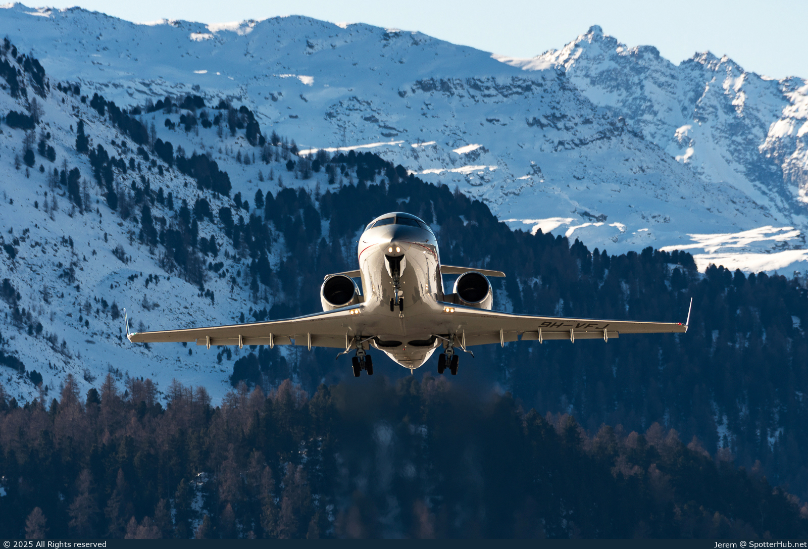 Photo of 9H-VFJ - Bombardier Challenger 605 operated by VistaJet
