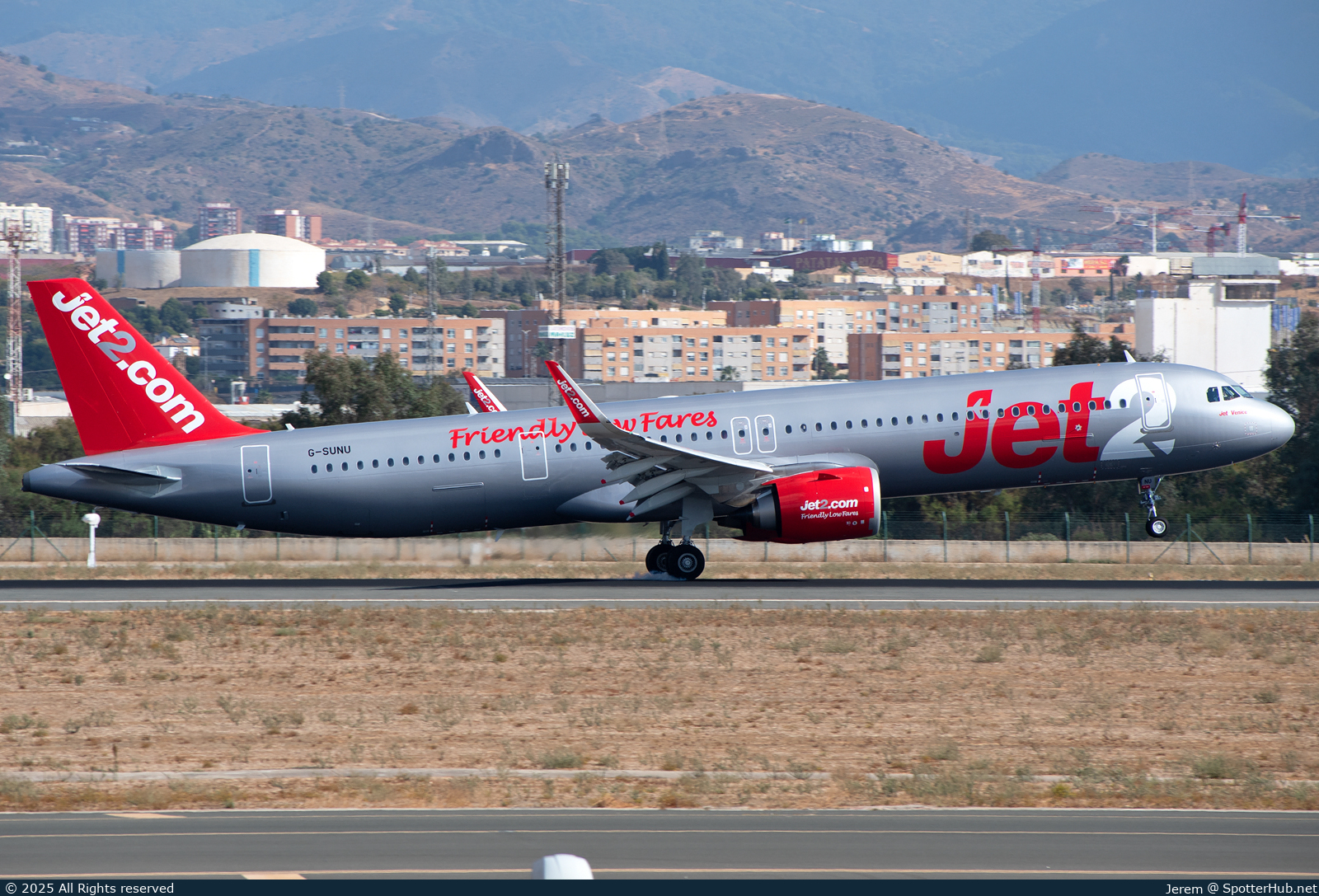 Photo of G-SUNU - Airbus A321-251NX operated by Jet2
