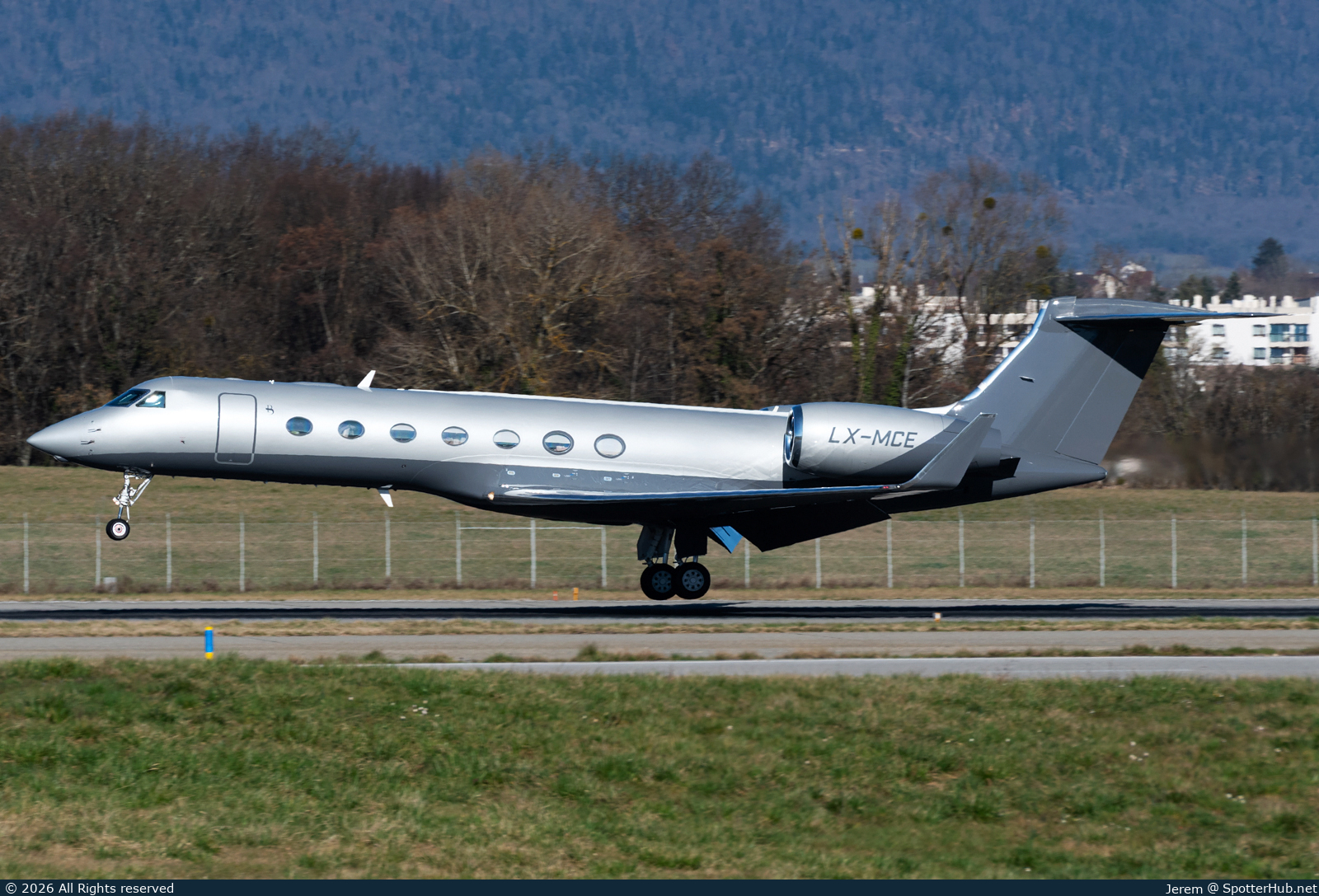 Photo of LX-MCE - Gulfstream GV-SP (G550) operated by Luxaviation