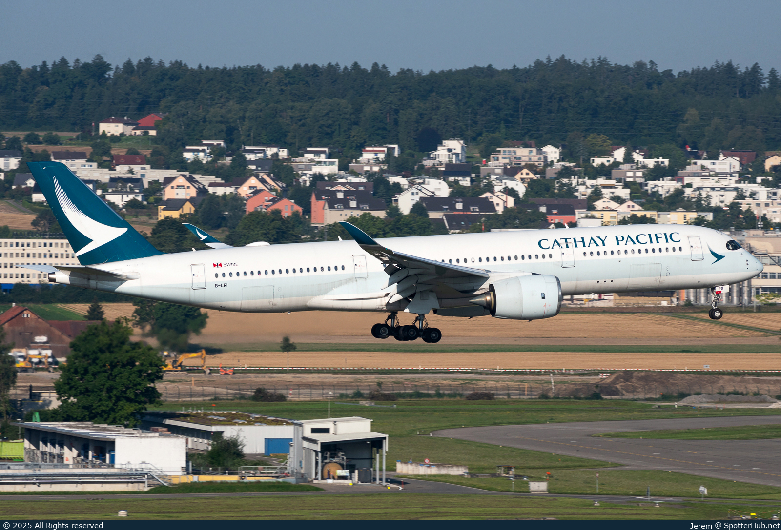 Photo of B-LRI - Airbus A350-941 operated by Cathay Pacific Airways