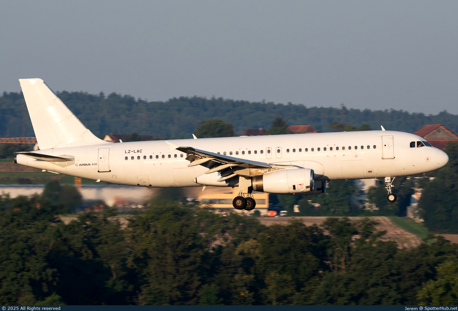 Photo of LZ-LAC - Airbus A320-231 operated by European Air Charter