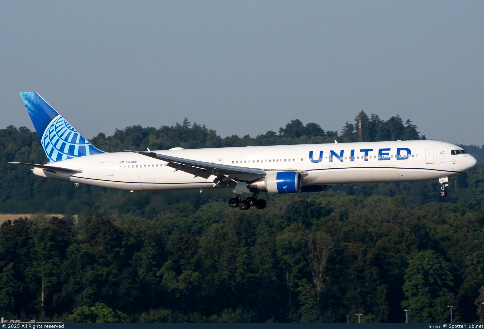 Photo of N76065 - Boeing 767-424(ER) operated by United Airlines