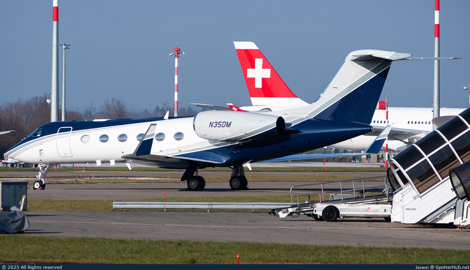 Photo of N35DM - Gulfstream GIV-X (G450) operated by Executive Jet Management