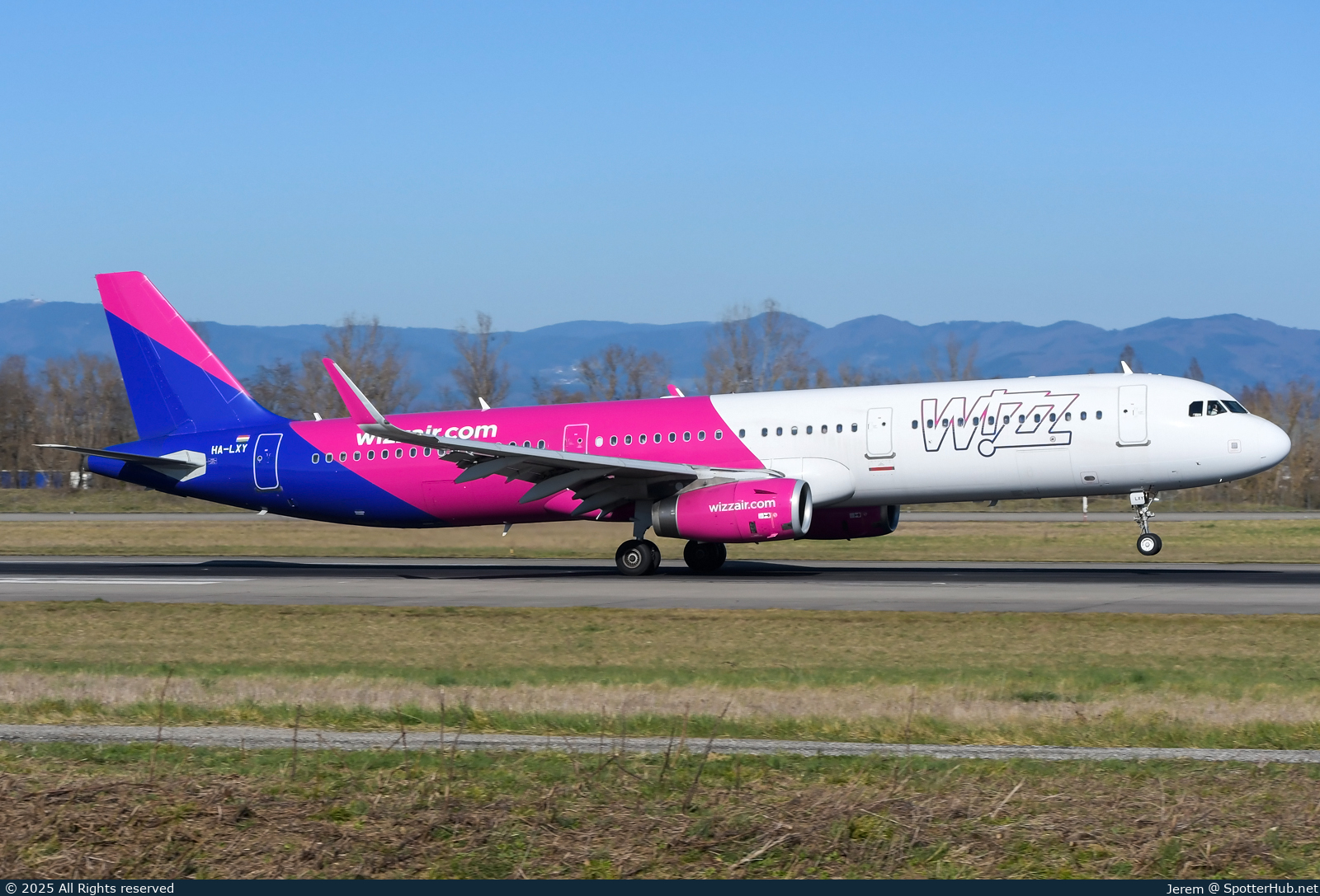 Photo of HA-LXY - Airbus A321-231 operated by Wizz Air