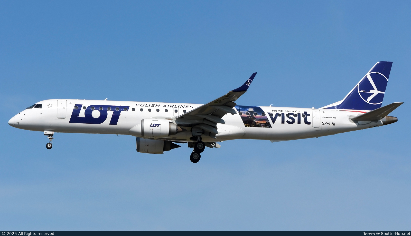 Photo of SP-LNI - Embraer ERJ-195AR operated by LOT Polish Airlines