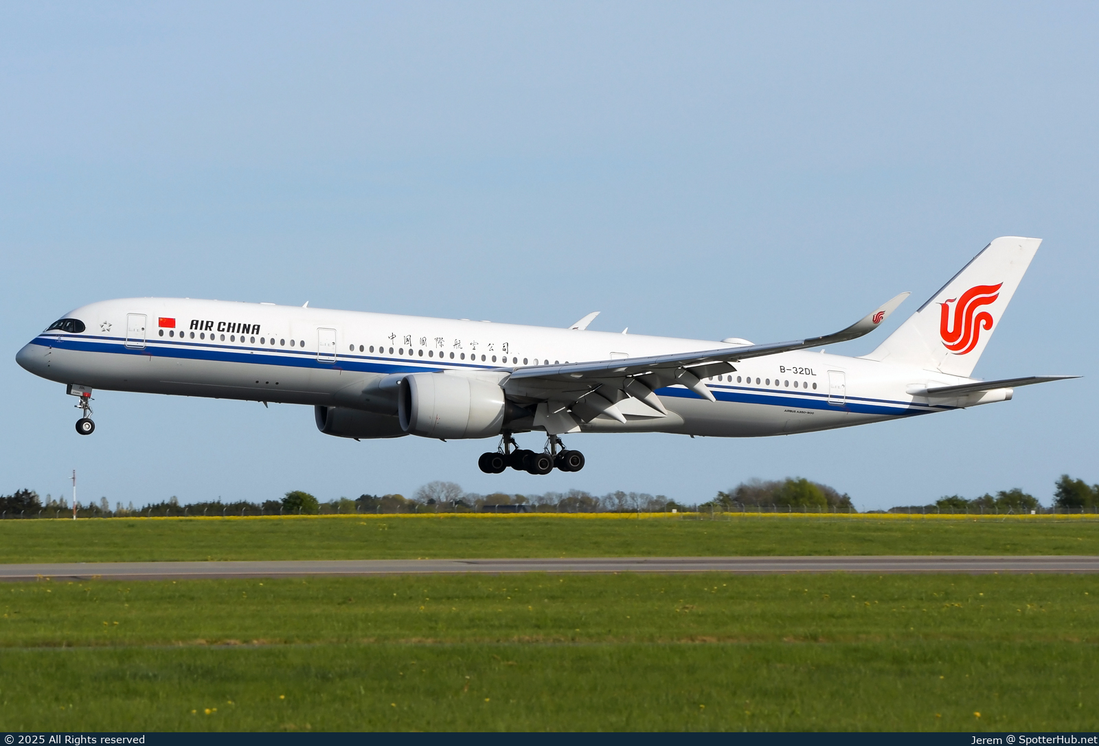 Photo of B-32DL - Airbus A350-941 operated by Air China