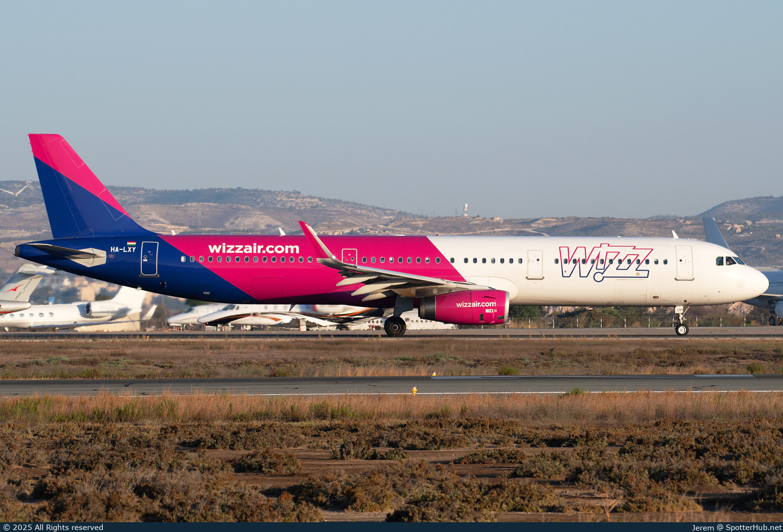 Photo of HA-LXY - Airbus A321-231 operated by Wizz Air