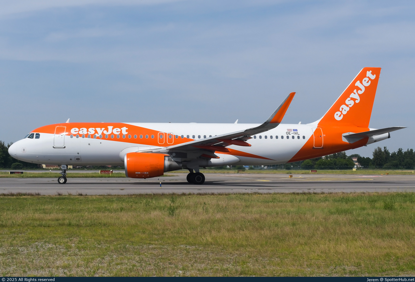 Photo of OE-IVL - Airbus A320-214 operated by easyJet Europe