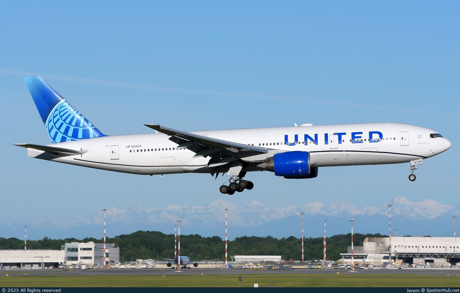 Photo of N206UA - Boeing 777-222(ER) operated by United Airlines