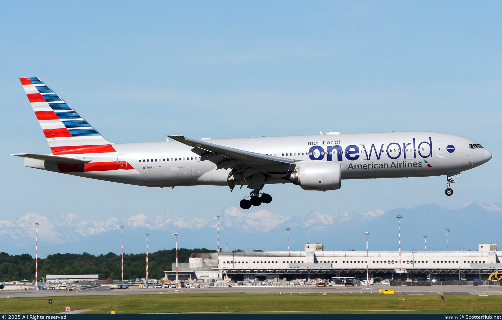 Photo of N796AN - Boeing 777-223(ER) operated by American Airlines