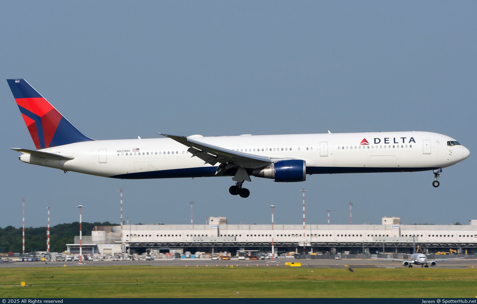 Photo of N825MH - Boeing 767-432(ER) operated by Delta Air Lines