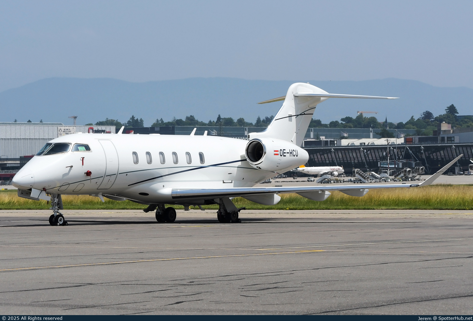 Photo of OE-HCU - Bombardier Challenger 350 operated by Sparfell Luftfahrt