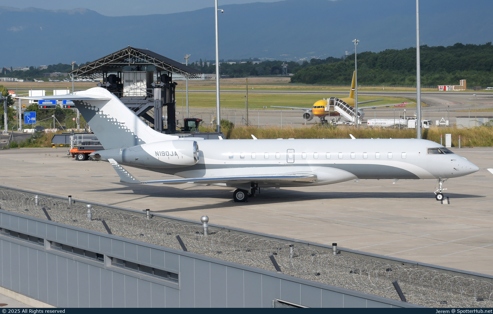 Photo of N190JA - Bombardier Global Express XRS operated by Planet Nine Private Air