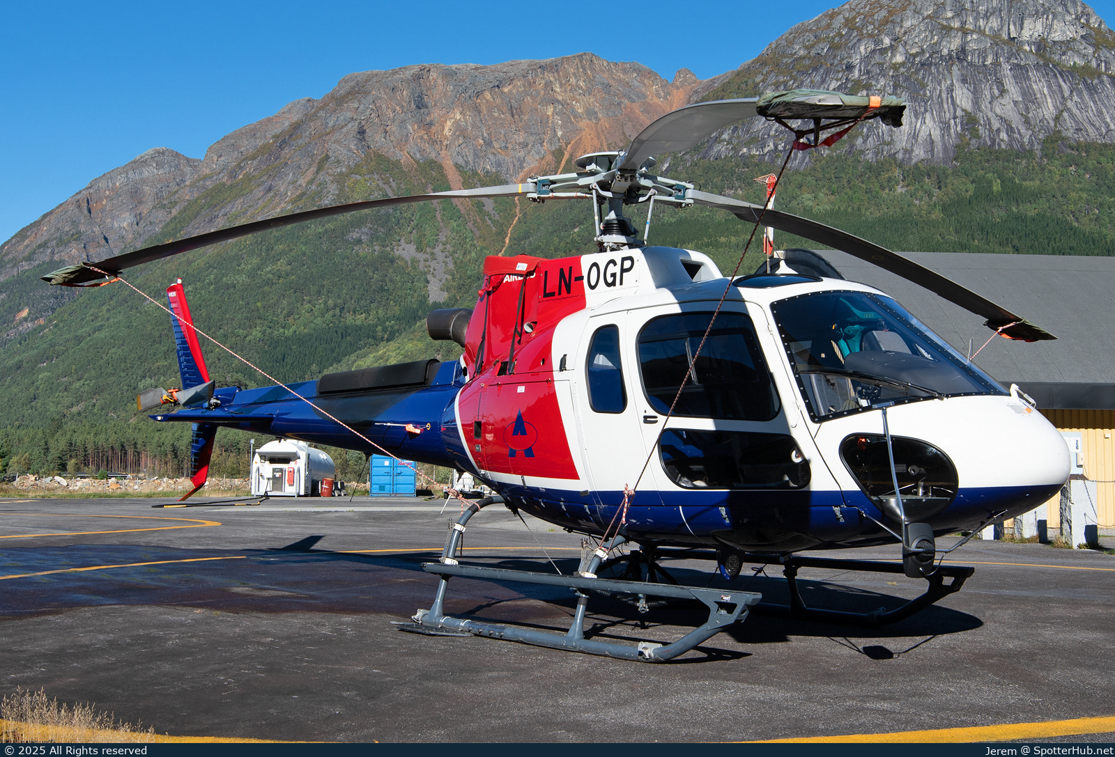 Photo of LN-OGP - Airbus Helicopters H125 operated by Airlift Helikopter