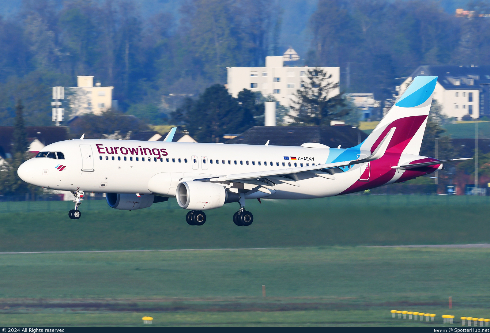 Photo of D-AEWV - Airbus A320-214 operated by Eurowings