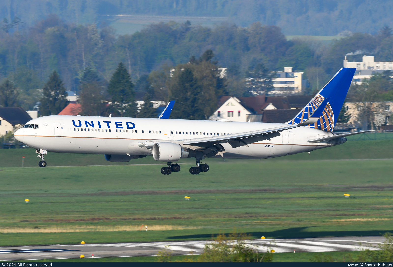 Photo of N685UA - Boeing 767-3CB(ER) operated by United Airlines