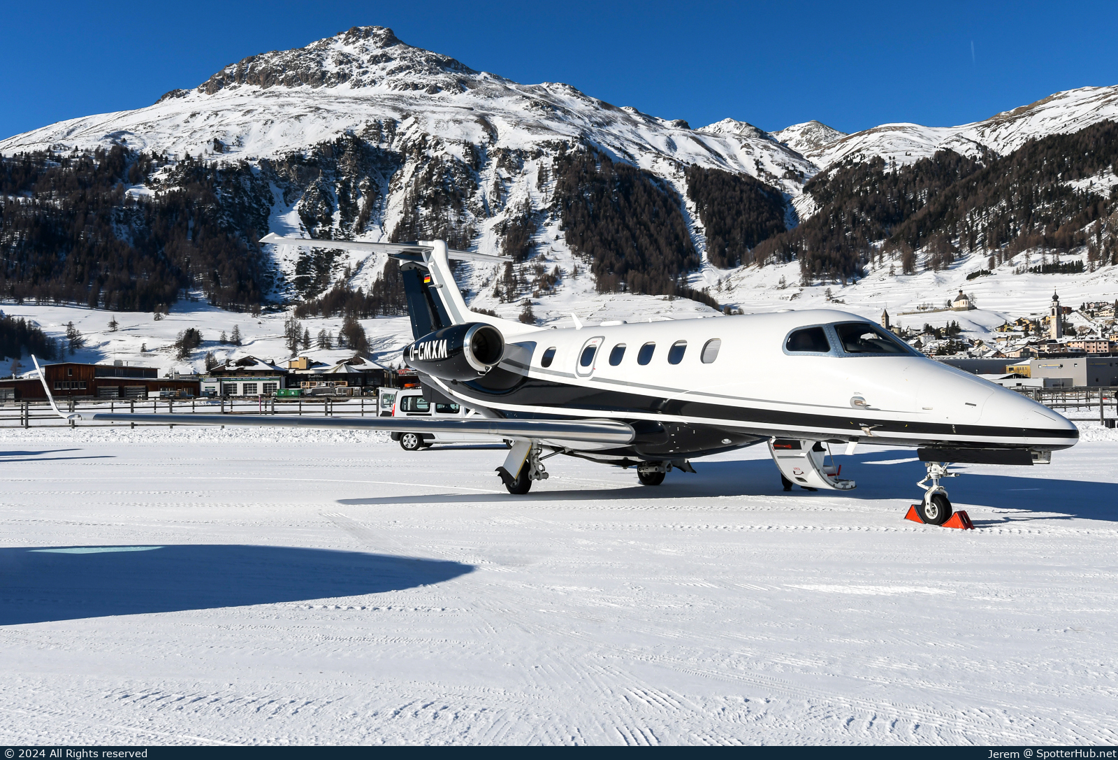 Photo of D-CMXM - Embraer Phenom 300 operated by VistaJet Germany