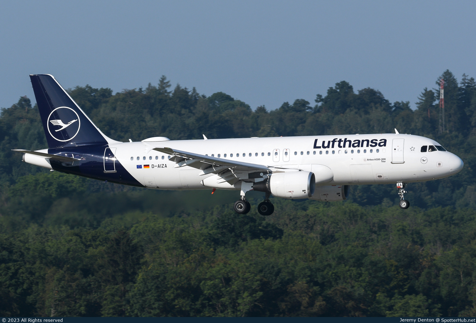 Photo of D-AIZA - Airbus A320-214 operated by Lufthansa