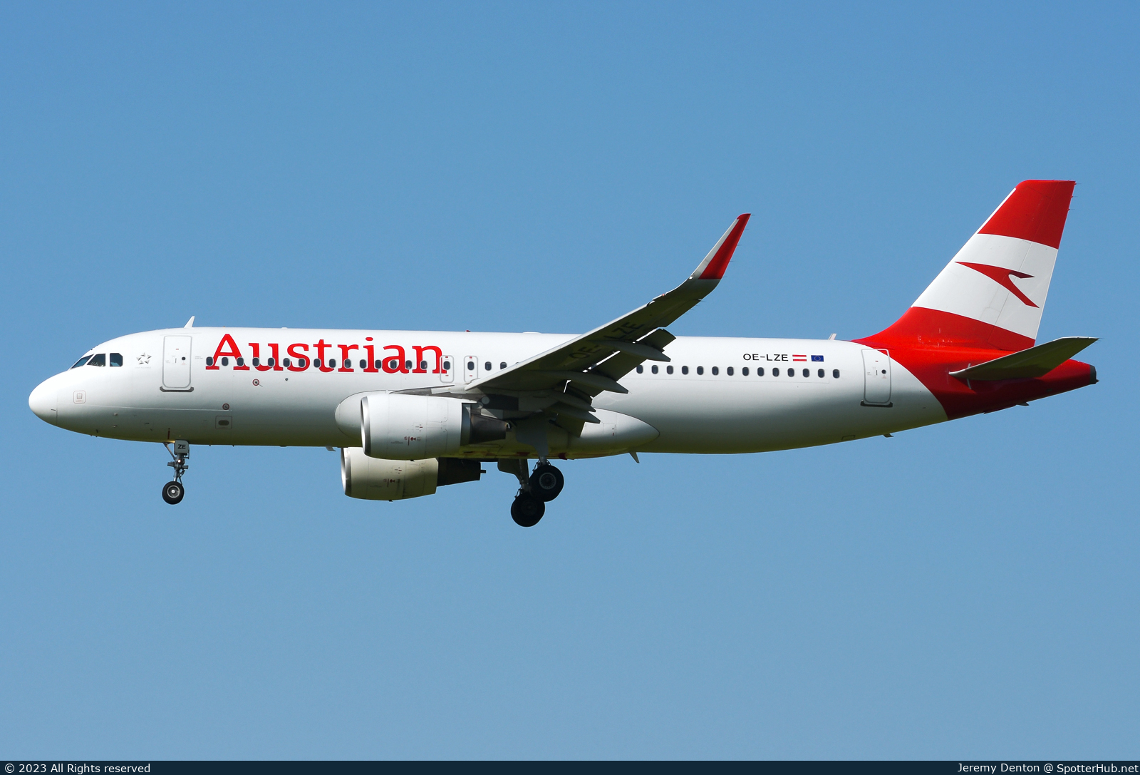 Photo of OE-LZE - Airbus A320-214 operated by Austrian Airlines