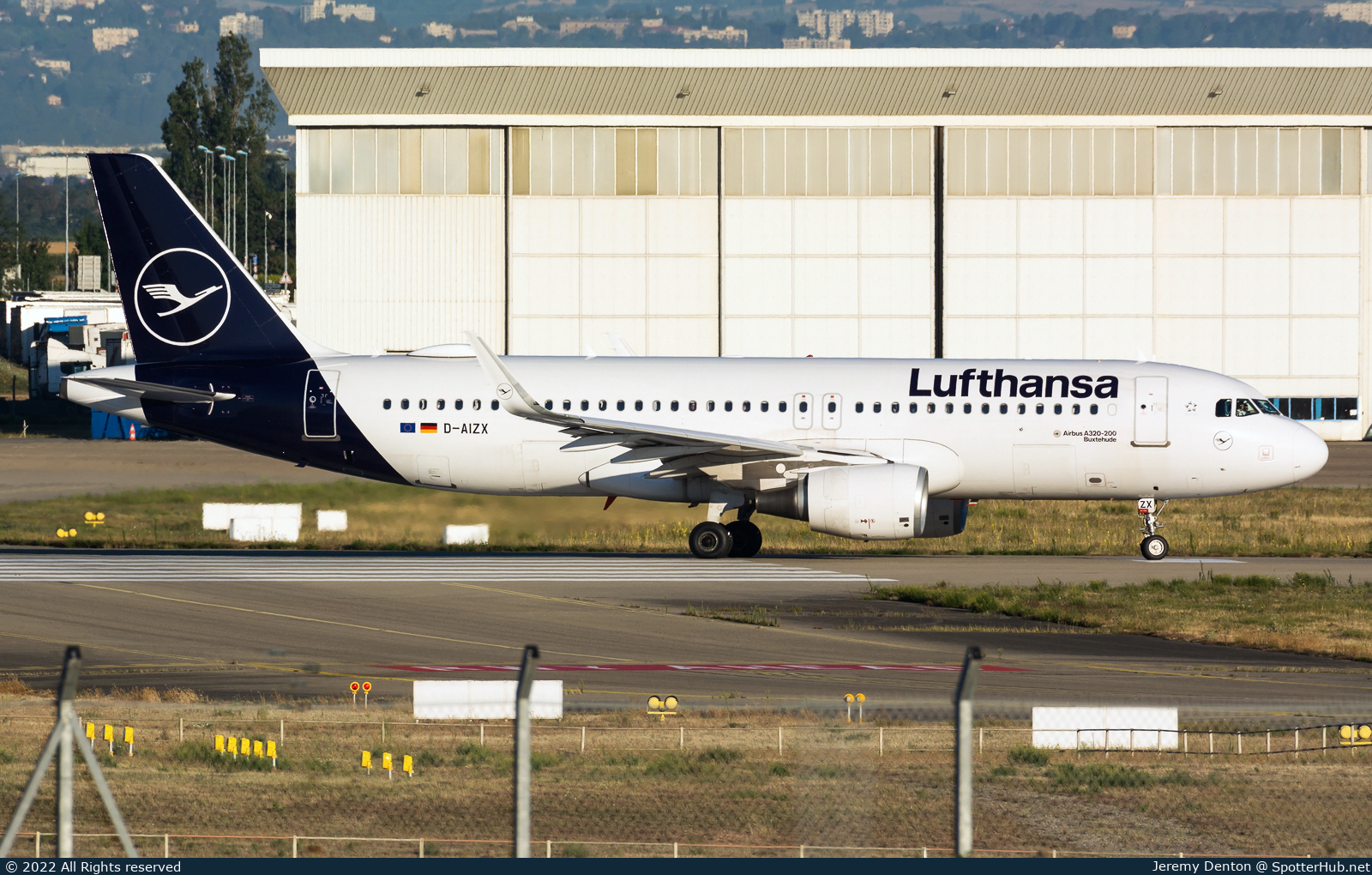 Photo of D-AIZX - Airbus A320-214 operated by Lufthansa