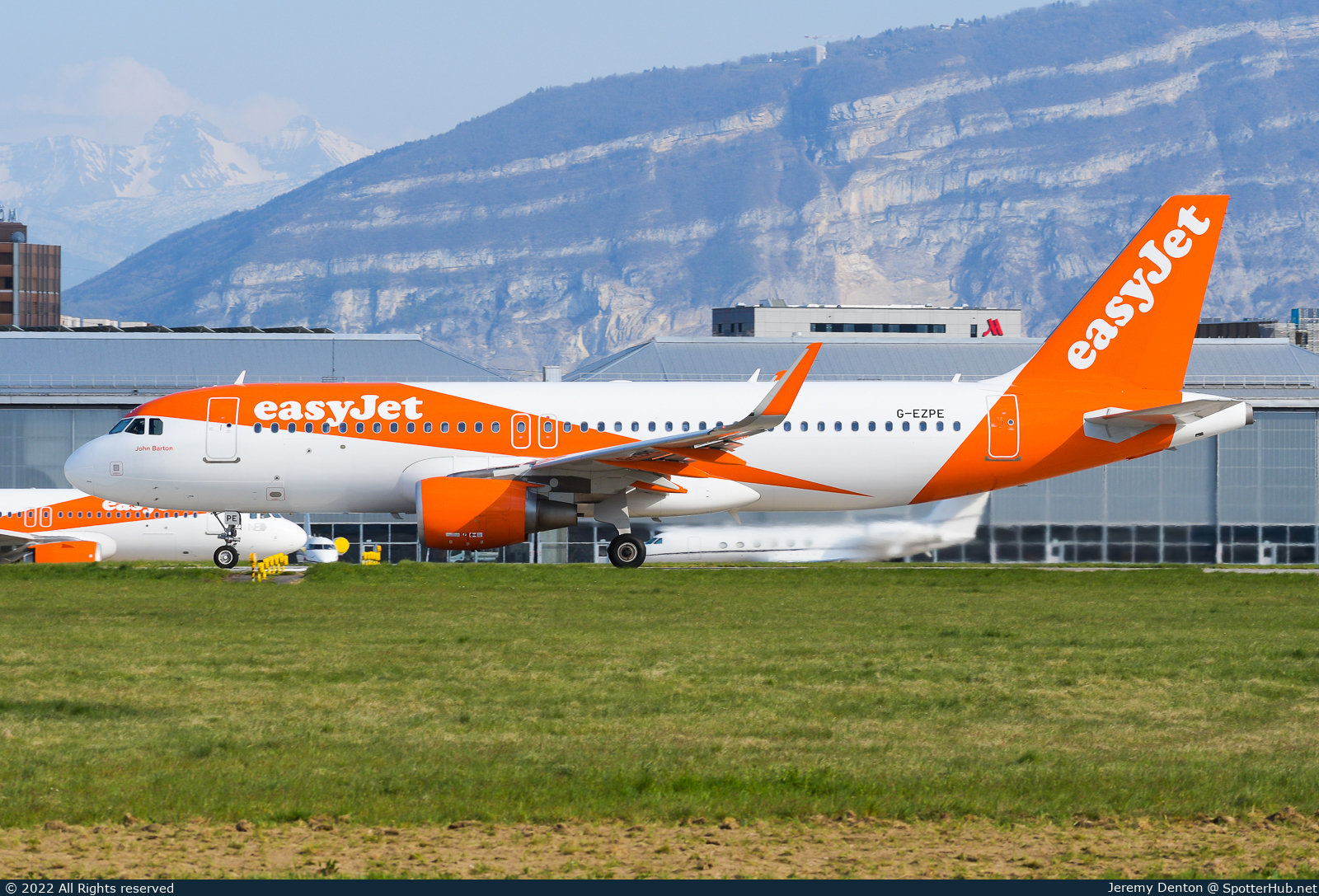 Photo of G-EZPE - Airbus A320-214 operated by easyJet