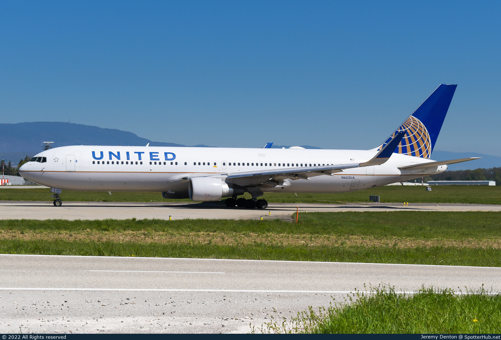 Photo of N662UA - Boeing 767-322(ER) operated by United Airlines