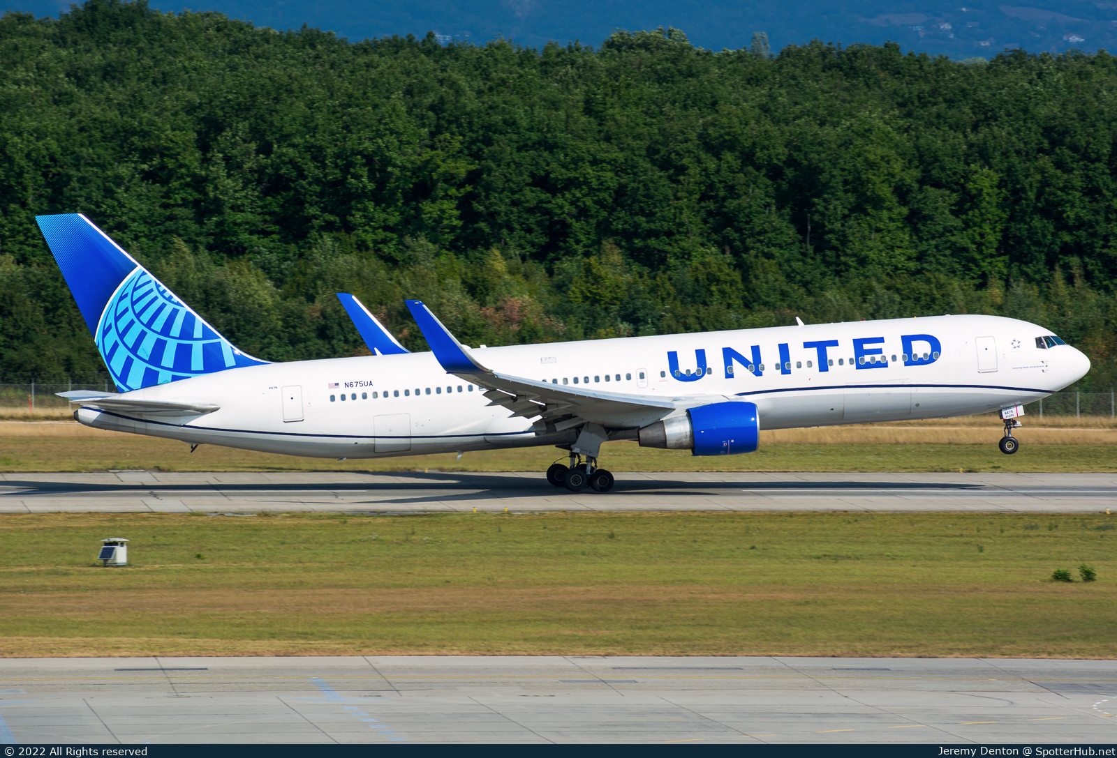 Photo of N675UA - Boeing 767-322(ER) operated by United Airlines