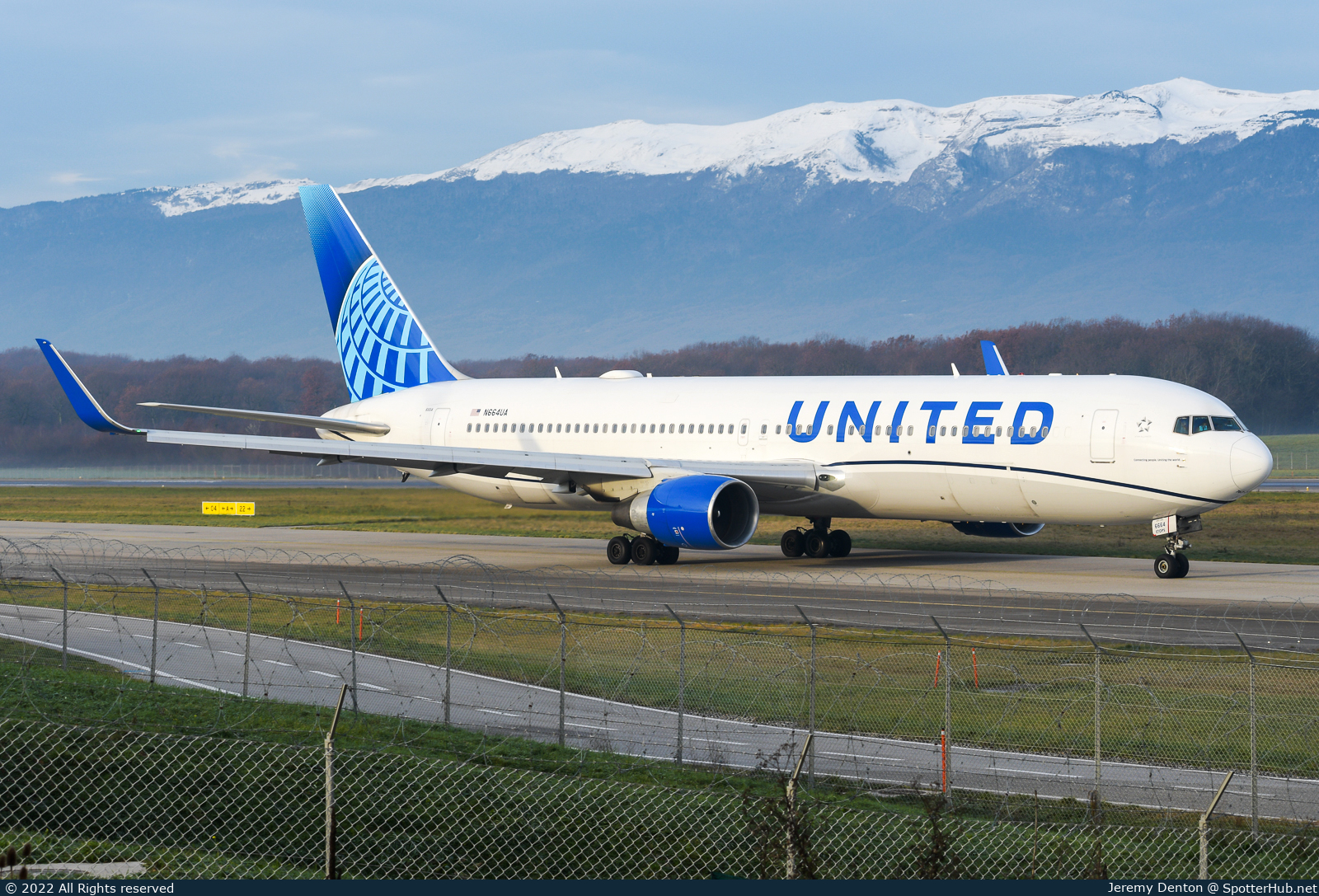 Photo of N664UA - Boeing 767-322(ER) operated by United Airlines