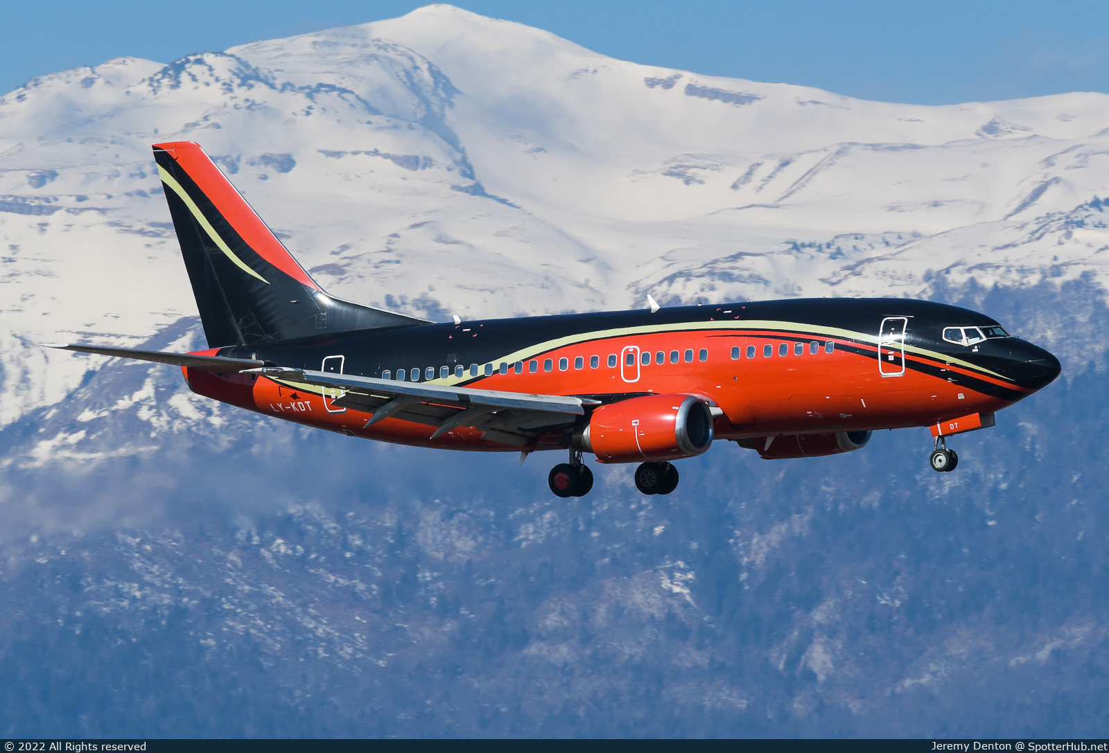 Photo of LY-KDT - Boeing 737-522 operated by KlasJet